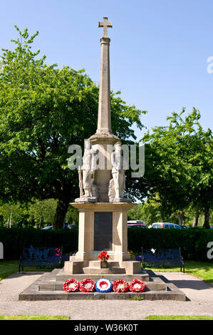 Kriegerdenkmal im Zentrum der Stadt in Builth Wells Powys Wales UK Stockfoto