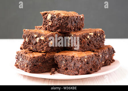 Hausgemachte Schokolade brownies auf einem rosa Platte, Seitenansicht. Nahaufnahme. Stockfoto