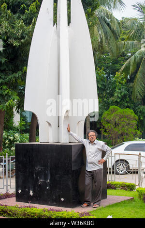 Bangladesch - Oktober 18, 2016: Delwar Jahan Jhantu stehend auf einem Befreiungskrieg Denkmal an BFDC, Dhaka. Stockfoto