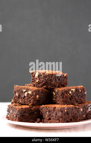 Hausgemachte Schokolade brownies auf einem rosa Platte, Seitenansicht. Close-up. Stockfoto