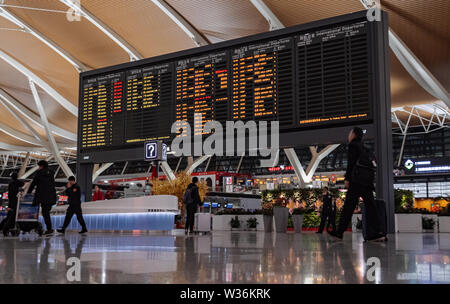 Weite Einstellung auf Flughafen Flugplan Ankünfte und Abflüge board mit wechselnden Fluginformationen Stockfoto