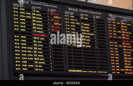 Nahaufnahme der Flughafen Flugplan Ankünfte und Abflüge board mit wechselnden Fluginformationen Stockfoto