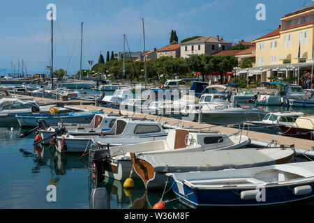 Boote zu den Pier am kleinen Yachthafen in Malinska auf der Insel Krk in Kroatien Stockfoto