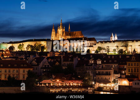 Die Prager Burg in der Dämmerung in Prag, Tschechische Republik Stockfoto