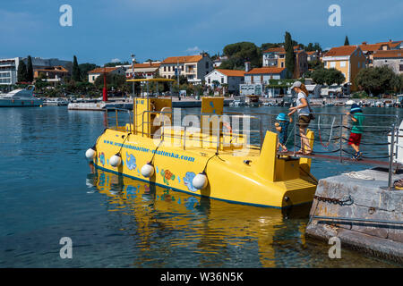 Familie Einsteigen in ein Semi-U-Boot für Unterwasser sightseeing Touren verwendet, um die Pier an der kleinen Marina in Malinska auf der Insel Krk in Kroatien Stockfoto