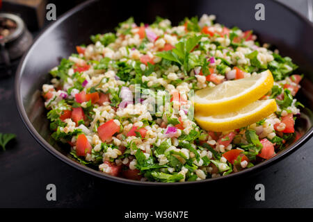 Tabbouleh Salat. Traditionelle orientalische oder arabische Gericht. Levantinischen vegetarischen Salat mit Petersilie, Minze, Bulgur, Tomate. Stockfoto