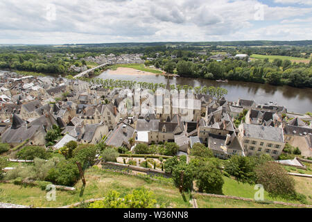 Chinon, Frankreich. Malerische Luftaufnahme von Chinon mit dem Turm von Eglise Saint Maurice in der Mitte des Bildes. Stockfoto