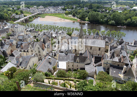 Chinon, Frankreich. Malerische Luftaufnahme von Chinon mit dem Turm von Eglise Saint Maurice in der Mitte des Bildes. Stockfoto