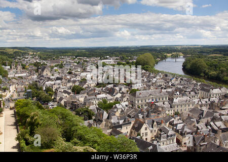Chinon, Frankreich. Malerische Luftaufnahme von Chinon, mit dem Fluss Vienne im Hintergrund. Stockfoto