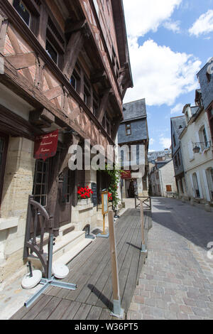 Chinon, Frankreich. Malerischer Blick auf die Straße von Chinon's Rue Voltaire mit einem historischen Holz gerahmt Gebäude im Vordergrund. Stockfoto
