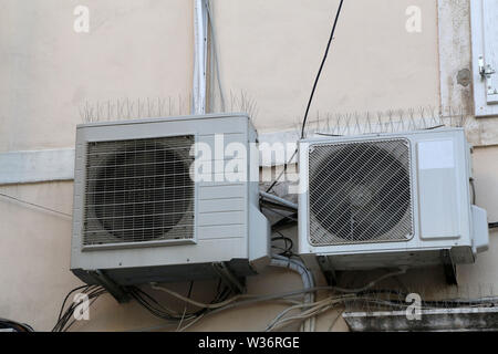 Zwei Klimaanlagen hängen an der Wand des Hauses. Stockfoto