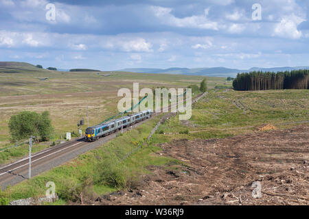 First Transpennine Express Klasse 350 elektrische Zug passiert Shap Wells auf der West Coast Mainline in Cumbria mit einem Flughafen Manchester, Glasgow Zug Stockfoto