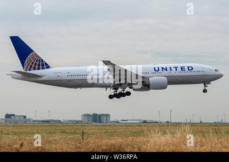 N 228 UA, Juli 11, 2019, Boeing 777-222 (ER) -30556 Landung am Flughafen Paris Charles de Gaulle am Ende der United Airlines Flug UA 987 von Chicago Stockfoto