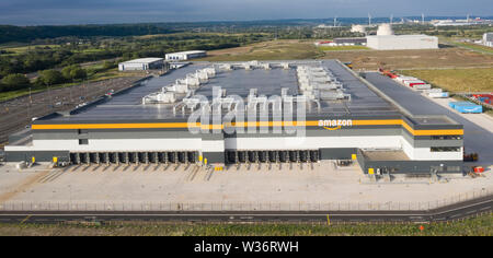 AVONMOUTH UK - Juli 13, 2019: Amazon Warehouse & Distribution Center Gebäude Griffe online einkaufen Einzelhandel Internet & Technologie Business Developmen Stockfoto