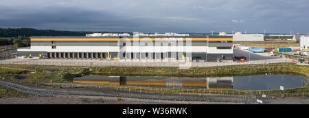 AVONMOUTH UK - Juli 13, 2019: Amazon Warehouse & Distribution Center Gebäude Griffe online einkaufen Einzelhandel Internet & Technologie Business Developmen Stockfoto