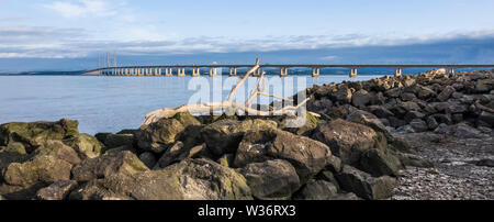 Lowlevel Ansicht der Severn Bridge über den Severn Beach in der Nähe von Bristol, Vereinigtes Königreich, Stockfoto