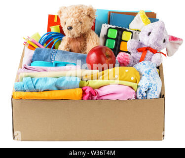 Bunte legere Kleidung, Schreibwaren und Spielwaren in einem Karton für den Versand oder Spenden. Zurück zum Konzept der Schule. Auf weissem Hintergrund. Stockfoto