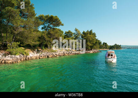 Blick auf ein Boot ankern in der Nähe der kroatischen Küste in der Nähe von Malinska auf der Insel Krk, Kroatien Stockfoto