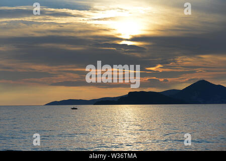 Einen schönen Sonnenuntergang über der Adria Küste in der Nähe von Insel Sveti Stefan in Montenegro. Stockfoto