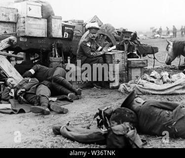 Rotes Kreuz Rettungsdienst Männer ruht während WW 1. Stockfoto