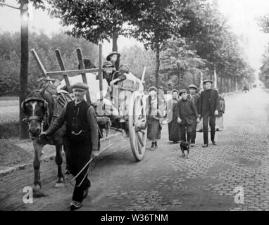 Belgische Flüchtlinge auf dem Weg nach Antwerpen während WW1 Stockfoto