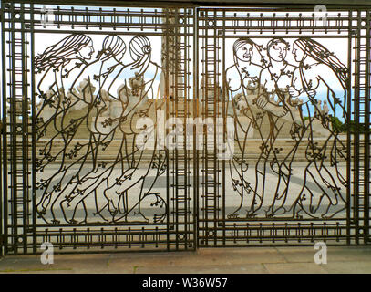 Atemberaubende Frauen zahlen über schmiedeeisernes Tor mit dem Vigeland Installation im Hintergrund, Frogner Park, Oslo, Norwegen, Skandinavien, Europa Stockfoto