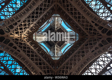 Der Eiffelturm in Paris gegen den Himmel. Reisen. Stockfoto