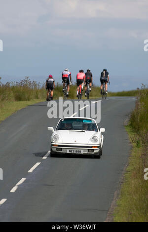 1985 80er Jahre weißes Porsche 911 Sportcoupé beim Lancashire Car Club Rally Coast to Coast überquert den Tiefpunkt von Bowland. 74 Oldtimer, Klassiker, Sammlerstücke, Heritage, historics Fahrzeuge verließen Morecambe auf eine Reise quer durch die Landschaft von Lancashire nach Whitby. Stockfoto