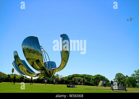 Buenos Aires, Argentinien, Leute genießen Sie Fotos von der Blume Skulptur namens Floralis Generica Stockfoto