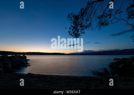 Malerische Nachtansicht der kroatischen Küste, von einem Strand in der Nähe der Soline auf der Insel Krk, Kroatien, während blaue Stunde gesehen Stockfoto