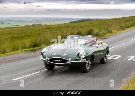 1968 60er Jahre grüner Jaguar E Typ Lancashire Automobile Club von Küste zu Küste. Vom Midland Hotel in Morecambe bis zur Dunsley Hall in Sandsend in der Nähe von Whitby führt diese Oldtimer-Rallye-Route von Küste zu Küste durch die Höhen der fantastischen Landschaft im Trog von Bowland mit Blick auf die Morecambe Bay. Die Veranstaltung ist offen für klassische und geschätzte Oldtimer aller Altersgruppen, die sich der Herausforderung stellen, eine Route entlang der etwa 170 Meilen der Nebenstraßen und Autobahnen des ländlichen Englands zu nehmen. Stockfoto