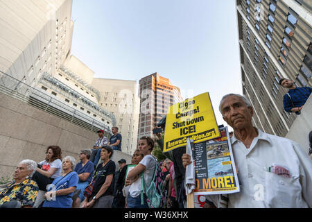 Los Angeles, Kalifornien, USA. 15 Mär, 2019. Protest gegen Eis Razzien und Migranten Internierungslagern während einer Mahnwache außerhalb einer Einwanderungs- und Zollbehörden Detention Center in Los Angeles. Veranstalter auf dem Trump Verwaltung aufgerufen, alle Migranten Internierungslagern zu schließen. Ähnliche Leuchten für Liberty Kundgebungen und Mahnwachen statt über der Nation. Credit: Ronen Tivony/SOPA Images/ZUMA Draht/Alamy leben Nachrichten Stockfoto