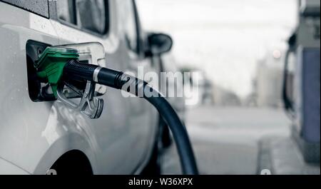 Pumpen Benzin im Auto. Stockfoto