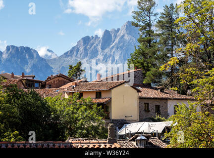 Die kleine Stadt von San Sebastián, Kantabrien, Spanien. Altstadt von Potes im Nationalpark Picos de Europa, Spanien, Europa Stockfoto
