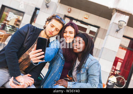 Drei Freunde nehmen eine selfie. Interracial Freundschaft Konzept. Stockfoto