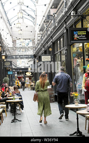 Leute, die in Castle Arcade in Cardiff Wales, Großbritannien, SPAZIEREN gehen, sitzen, essen, trinken, Kaffee trinken, KATHY DEWITT Stockfoto