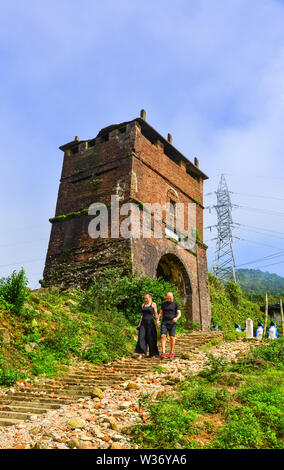 Da Nang, Vietnam - Jan 18, 2019. Alte Festung auf dem Gipfel des Hai Van Pass in Danang, Vietnam. Hai Van Pass bietet eine eindrucksvolle Landschaft von grünen Mo Stockfoto
