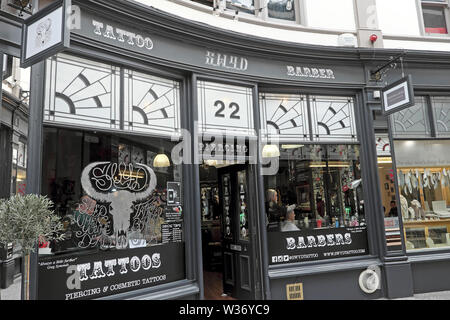 SWYD Tattoo & Friseur außen in High Street Arcade Cardiff Wales UK. KATHY DEWITT Stockfoto