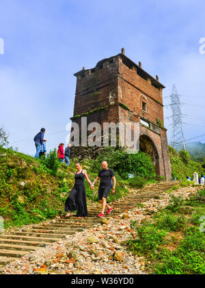 Da Nang, Vietnam - Jan 18, 2019. Alte Festung auf dem Gipfel des Hai Van Pass in Danang, Vietnam. Hai Van Pass bietet eine eindrucksvolle Landschaft von grünen Mo Stockfoto