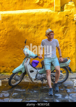 Hoi An, Vietnam - 20 Jan, 2019. Ein junger Mann Reisender mit Motorrad in Hoi An Altstadt in Da Nang, Vietnam. Stockfoto