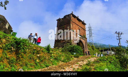 Da Nang, Vietnam - Jan 18, 2019. Alte Festung auf dem Gipfel des Hai Van Pass in Danang, Vietnam. Hai Van Pass bietet eine eindrucksvolle Landschaft von grünen Mo Stockfoto