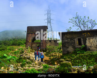 Da Nang, Vietnam - Jan 18, 2019. Alte Festung auf dem Gipfel des Hai Van Pass in Danang, Vietnam. Hai Van Pass bietet eine eindrucksvolle Landschaft von grünen Mo Stockfoto