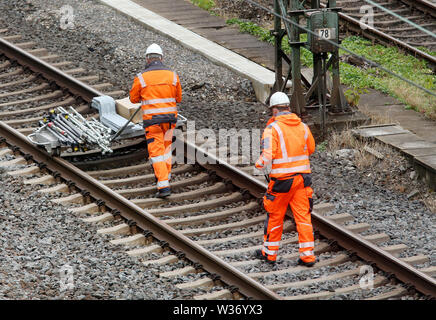 Mülheim, Deutschland. 13. Juli, 2019. Arbeitnehmer sind die Instandsetzung der Eisenbahn auf der Strecke zwischen Essen und Duisburg, hier in Mülheim. Für nahezu den gesamten Sommerferien, Bahn Passagiere in Essen und das gesamte Ruhrgebiet sind umfangreiche Änderungen in den Zeitplan für die Aktionen entsprechend anzupassen. Stop, Züge werden umgeleitet, backup Busse ausgeführt werden. Dies ist wegen der Bauarbeiten im Zusammenhang mit Schließungen auf der Hauptstrecke zwischen Essen, Duisburg und den Flughafen Düsseldorf. Seit Freitag Nacht, keine fernzüge am Düsseldorfer Flughafen gestoppt haben, die Bahn angekündigt. Quelle: dpa Picture alliance/Alamy Live Neue Stockfoto