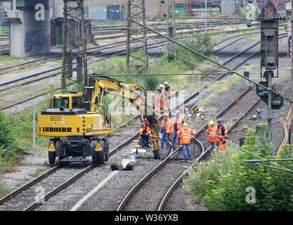 Mülheim, Deutschland. 13. Juli, 2019. Arbeitnehmer sind die Instandsetzung der Eisenbahn auf der Strecke zwischen Essen und Duisburg, hier in Mülheim. Für nahezu den gesamten Sommerferien, Bahn Passagiere in Essen und das gesamte Ruhrgebiet sind umfangreiche Änderungen in den Zeitplan für die Aktionen entsprechend anzupassen. Stop, Züge werden umgeleitet, backup Busse ausgeführt werden. Dies ist wegen der Bauarbeiten im Zusammenhang mit Schließungen auf der Hauptstrecke zwischen Essen, Duisburg und den Flughafen Düsseldorf. Seit Freitag Nacht, keine fernzüge am Düsseldorfer Flughafen gestoppt haben, die Bahn angekündigt. Quelle: dpa Picture alliance/Alamy Live Neue Stockfoto