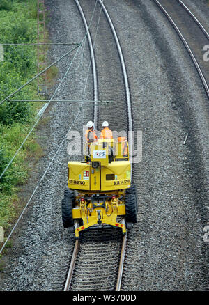 Mülheim, Deutschland. 13. Juli, 2019. Arbeitnehmer sind die Instandsetzung der Eisenbahn auf der Strecke zwischen Essen und Duisburg, hier in Mülheim. Für nahezu den gesamten Sommerferien, Bahn Passagiere in Essen und das gesamte Ruhrgebiet sind umfangreiche Änderungen in den Zeitplan für die Aktionen entsprechend anzupassen. Stop, Züge werden umgeleitet, backup Busse ausgeführt werden. Dies ist wegen der Bauarbeiten im Zusammenhang mit Schließungen auf der Hauptstrecke zwischen Essen, Duisburg und den Flughafen Düsseldorf. Seit Freitag Nacht, keine fernzüge am Düsseldorfer Flughafen gestoppt haben, die Bahn angekündigt. Quelle: dpa Picture alliance/Alamy Live Neue Stockfoto