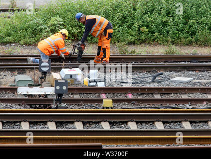 Mülheim, Deutschland. 13. Juli, 2019. Arbeitnehmer sind die Instandsetzung der Eisenbahn auf der Strecke zwischen Essen und Duisburg, hier in Mülheim. Für nahezu den gesamten Sommerferien, Bahn Passagiere in Essen und das gesamte Ruhrgebiet sind umfangreiche Änderungen in den Zeitplan für die Aktionen entsprechend anzupassen. Stop, Züge werden umgeleitet, backup Busse ausgeführt werden. Dies ist wegen der Bauarbeiten im Zusammenhang mit Schließungen auf der Hauptstrecke zwischen Essen, Duisburg und den Flughafen Düsseldorf. Seit Freitag Nacht, keine fernzüge am Düsseldorfer Flughafen gestoppt haben, die Bahn angekündigt. Quelle: dpa Picture alliance/Alamy Live Neue Stockfoto