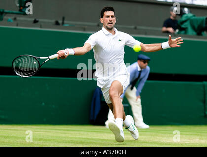 London, Großbritannien. 10. Juli 2019. Tennis: Grand Slam, ATP-Tour, Wimbledon, singles, Männer, Viertelfinale, Djokovic (Serbien) - goffin (Belgien). Novak Djokovic aus Serbien ist in Aktion. Credit: Frank Molter/dpa/Alamy leben Nachrichten Stockfoto