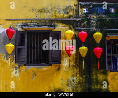 Papier Laternen beleuchtet auf den Straßen von Hoi An, Vietnam. Stockfoto