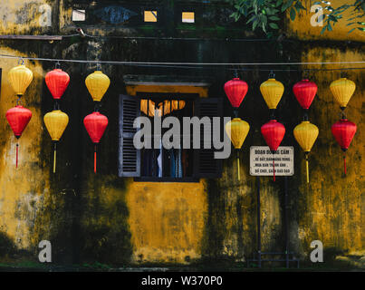 Hoi An, Vietnam - 20 Jan, 2019. Papier Laternen beleuchtet auf den Straßen von Hoi An, Vietnam. Stockfoto