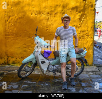 Hoi An, Vietnam - 20 Jan, 2019. Ein junger Mann Reisender mit Motorrad in Hoi An Altstadt in Da Nang, Vietnam. Stockfoto